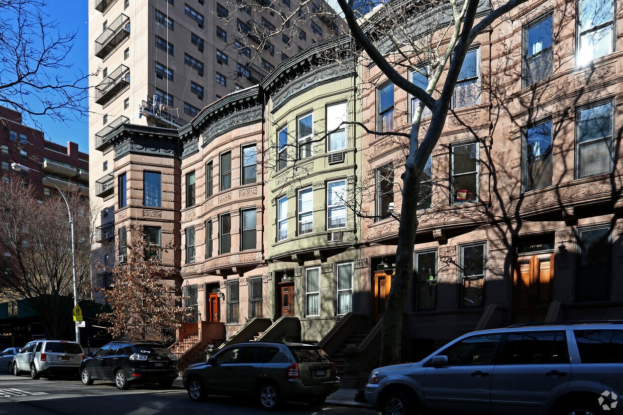 Building Photo - 67 W 89th St