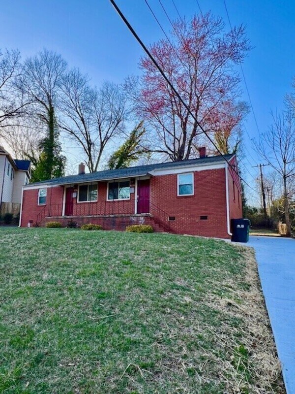 Primary Photo - 3009 Columbus Cir