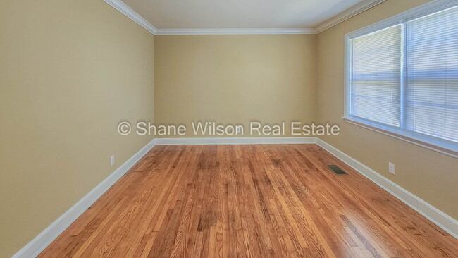 Building Photo - 1005 Mountain View Dr