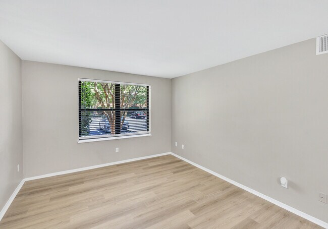 Sala de estar renovada - Green Tree Apartments