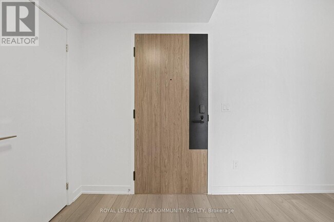 Building Photo - 1007 The Queensway