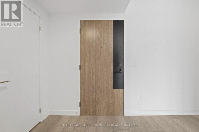 Photo du bâtiment - 1007 The Queensway