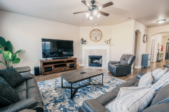 Building Photo - 728 Chatsworth Dr