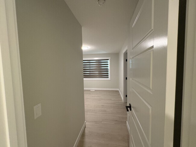 Photo du bâtiment - 15864-15827 27 Ave SW