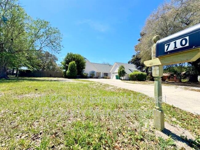 Foto del edificio - 710 Swan Ln