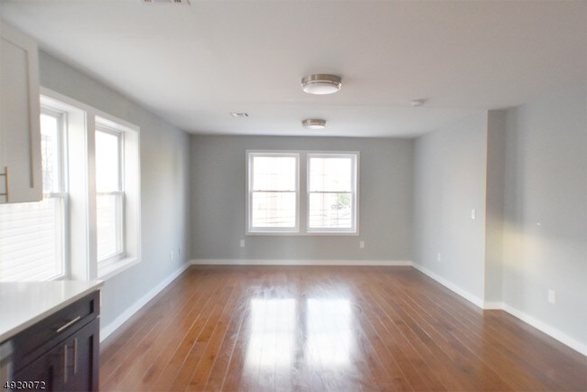 Building Photo - 446 E Jersey St