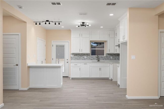 Building Photo - 832 N Kika De La Garza Blvd