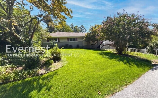 Building Photo - 4 Bed/2 Bath Home with Garage / Pet-Friendly / Available Now!