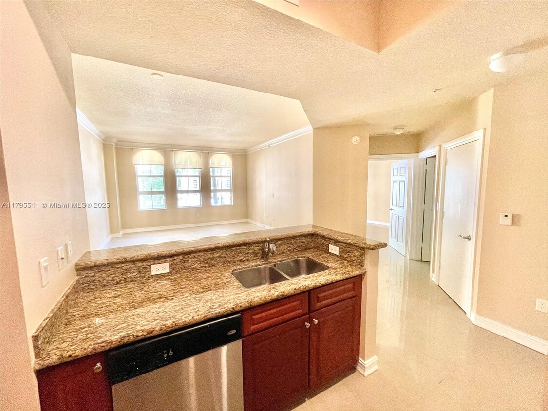 Foto principal - 3001 NE 185th St