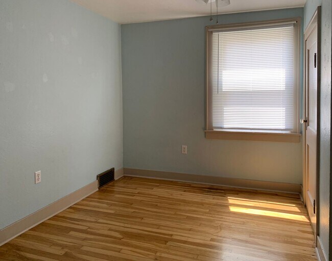 Building Photo - Gorgeous Three Bedroom House