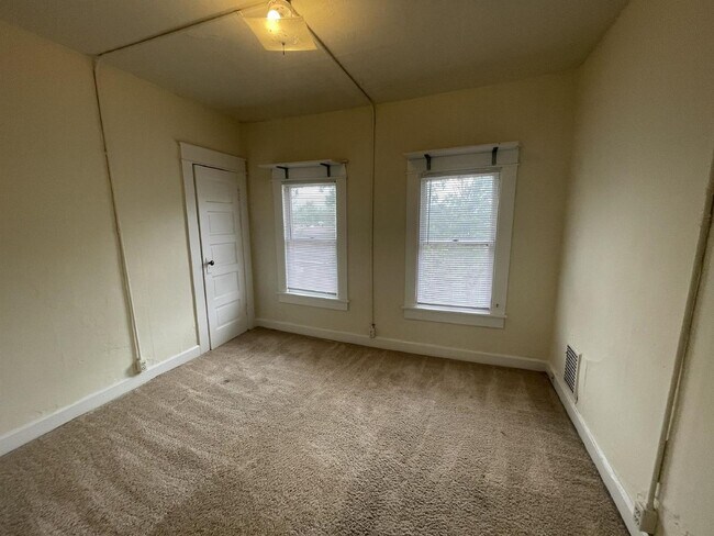 Foto del edificio - 221 E 9th St