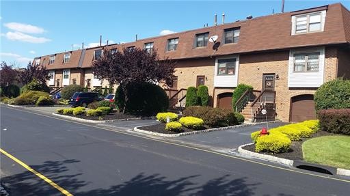Primary Photo - 2707 N Oaks Blvd
