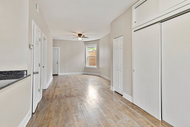 Foto del edificio - 2630 W Division St
