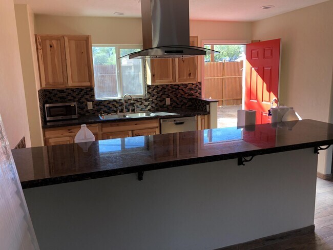 Foto del edificio - 830 E 8th St