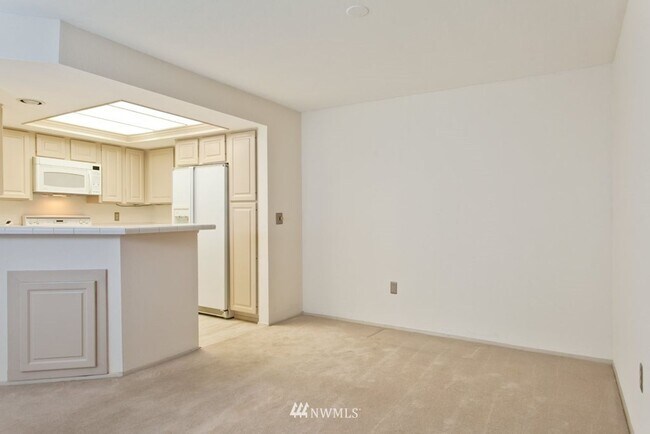 Building Photo - LOCATION, LOCATION, LOCATION wonderful 2 b...