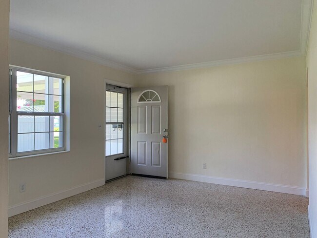 Building Photo - Beautiful Home In Saint Petersburg Detache...