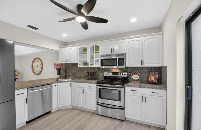 Building Photo - 2703 Maplewood Dr