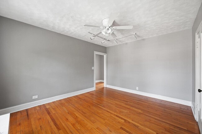 Building Photo - 3725 W Cornelia Ave