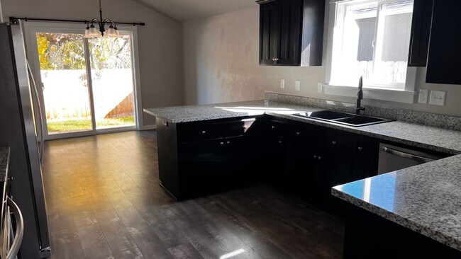 Building Photo - Beautiful & Spacious Home for Rent