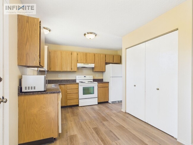 Building Photo - 2 Bed | 1 Bath | 884 Sq Ft