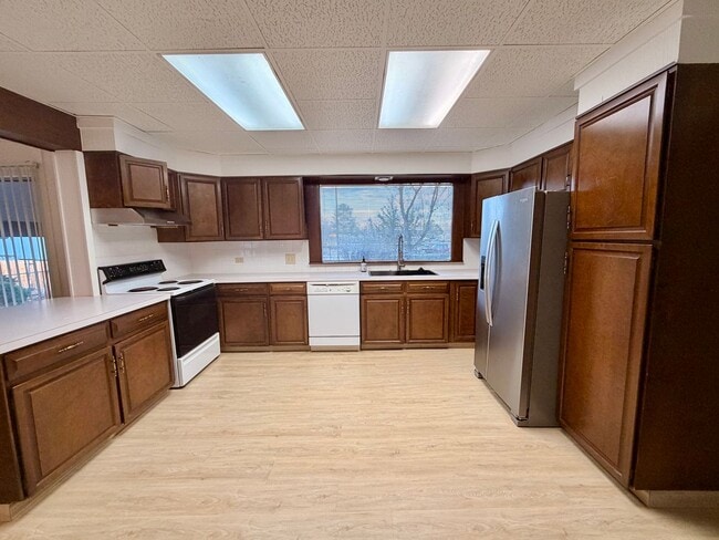 Building Photo - Vintage Home in an unbelievable location