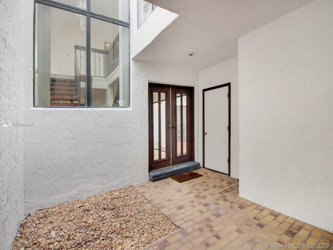Building Photo - 5116 SW 72nd Ave