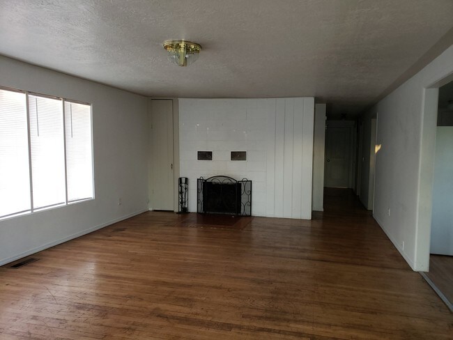 Building Photo - 3217 Coburg Rd