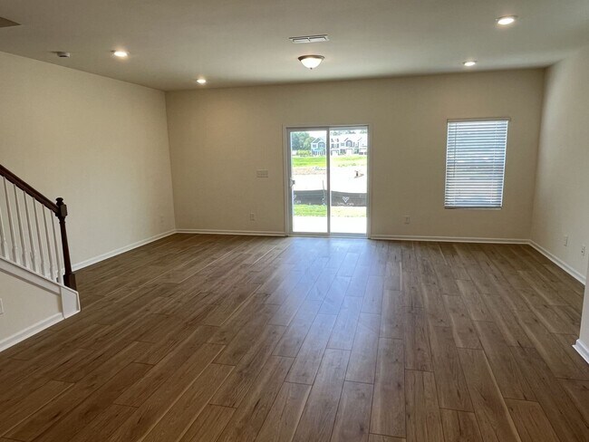 Building Photo - Newer 3 Bed + Loft Townhome in Monroe