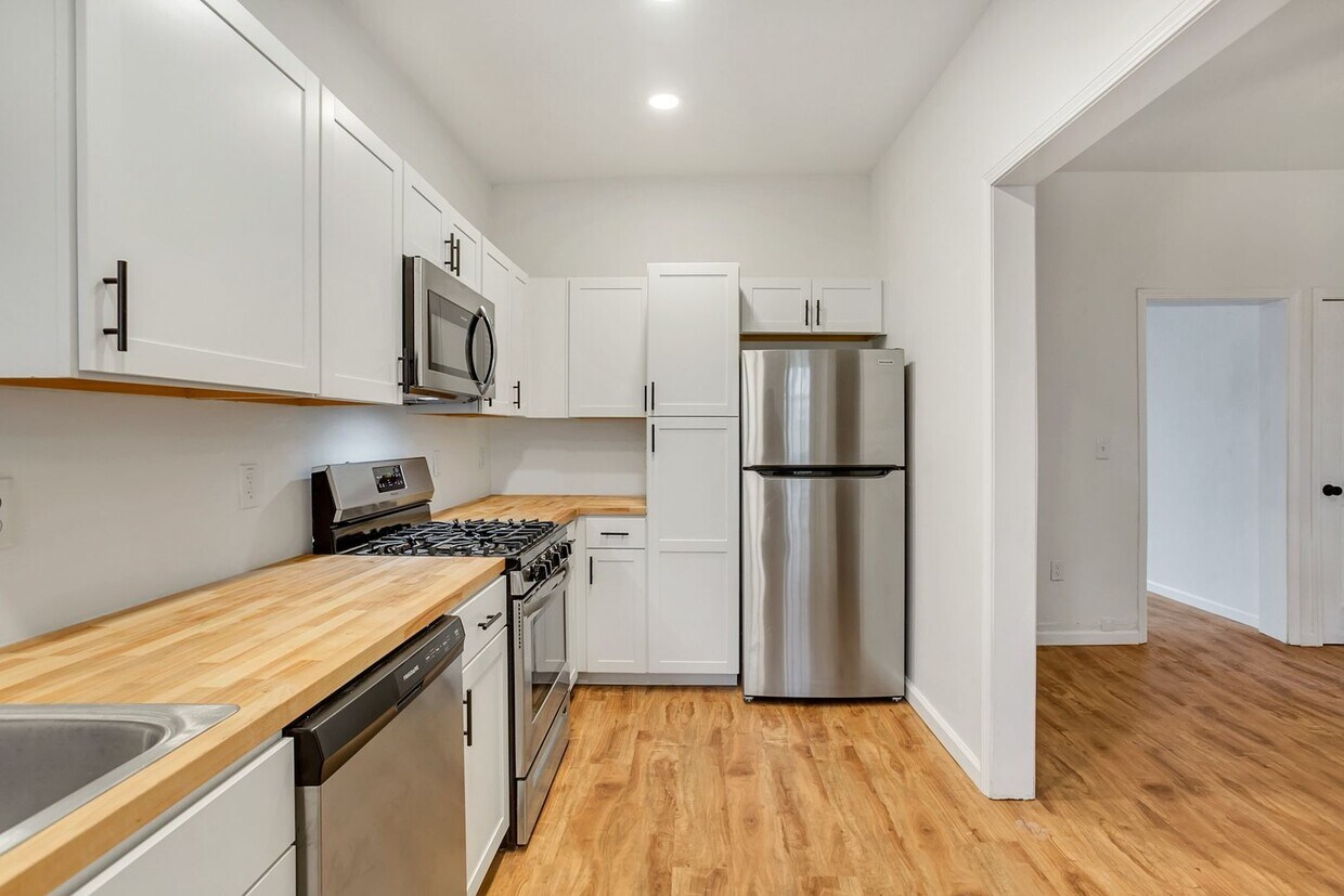 Primary Photo - 2 bed 2 bath - great location, off street ...