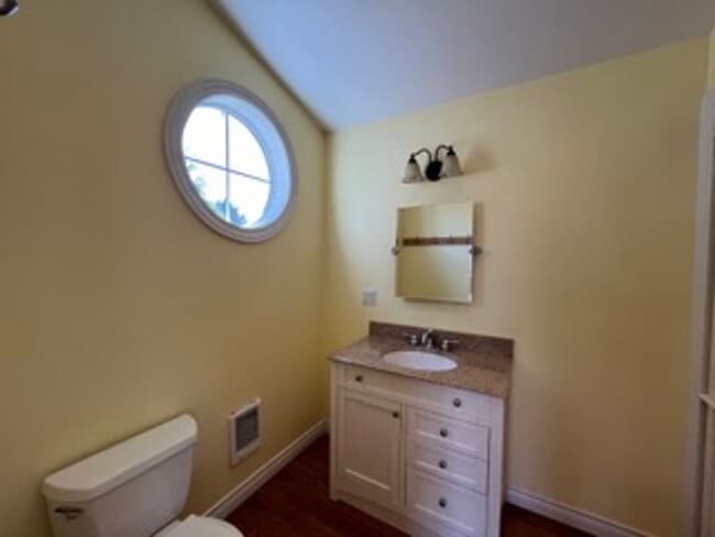 Building Photo - Cozy 1 Bed 1 Bath Apartment with Private Garage in SeaTac