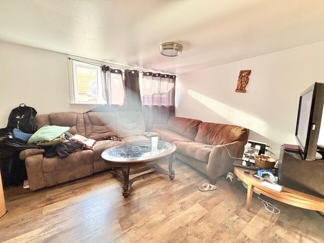 Photo du bâtiment - 102 Embleton Ave