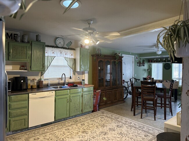 Foto del edificio - 724 W State St