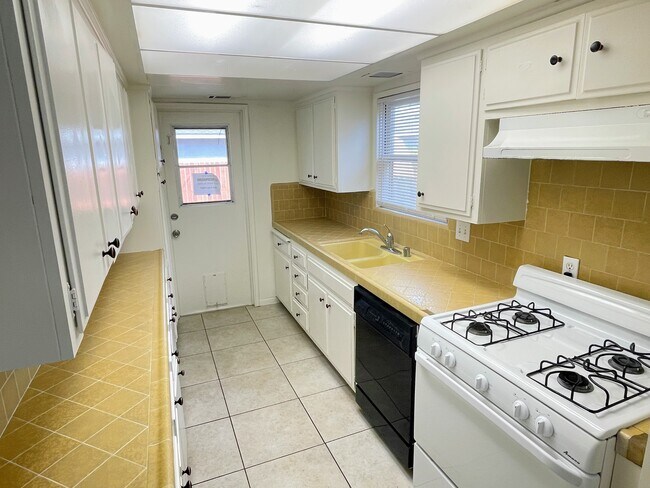 Building Photo - 5769 Eugene St