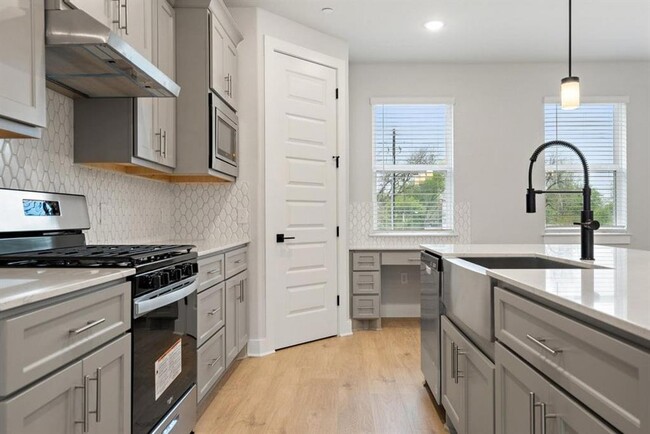 Building Photo - 200 W 56th St