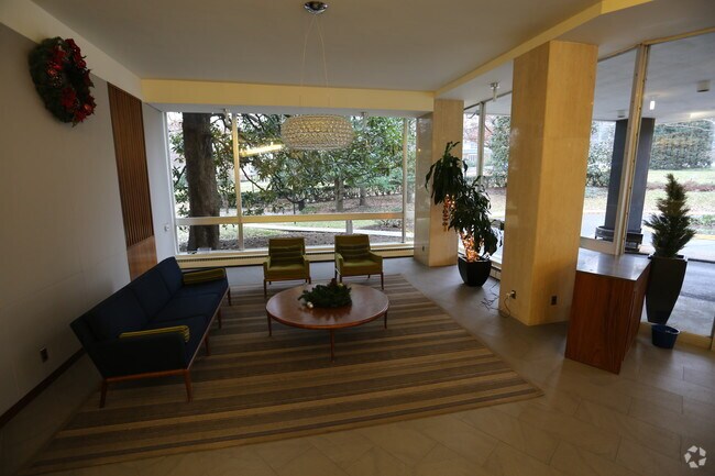 Foto del vestíbulo - 4200 Cathedral Ave NW