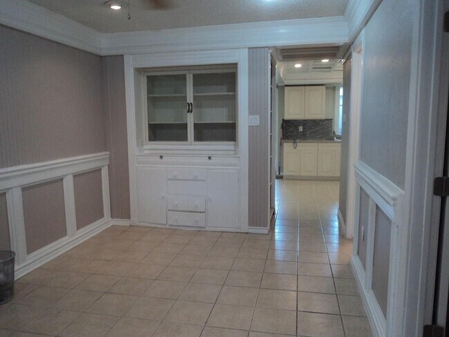 Building Photo - 1304 Town Cir
