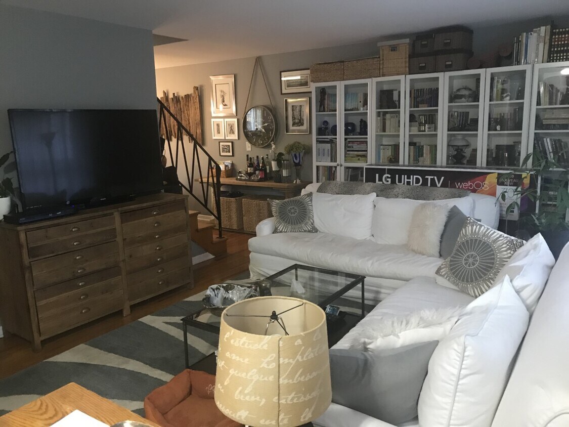 Living room - 4216 N Kedvale Ave
