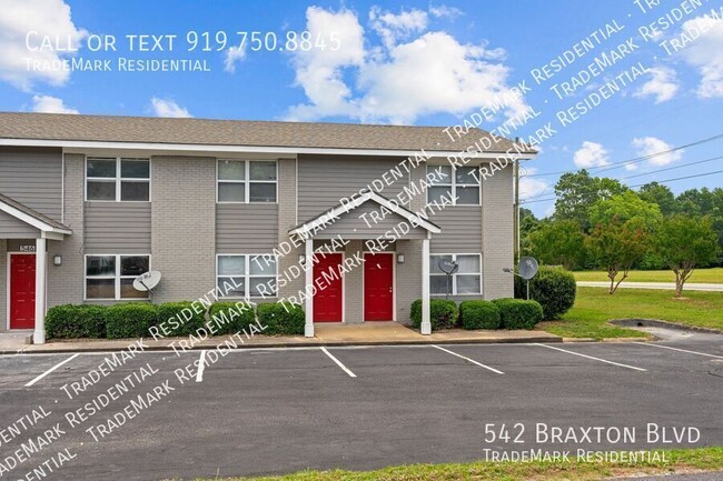 Building Photo - Newly Remodeled, Luxurious Townhouse