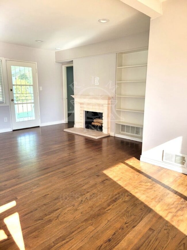 Building Photo - Charming 3 Bedroom Home Available in Oakmo...