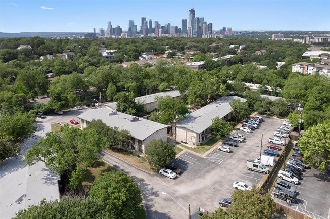 Building Photo - 1304 Mariposa Dr