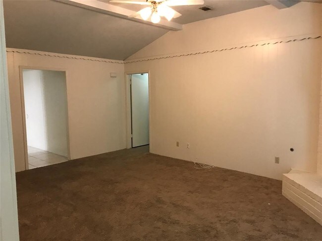 Foto del edificio - 15127 Harness Ln