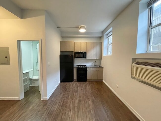 Building Photo - 5051 N Kenmore Ave