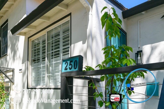 Foto del edificio - Gorgeous three bedroom two bath plus bonus...