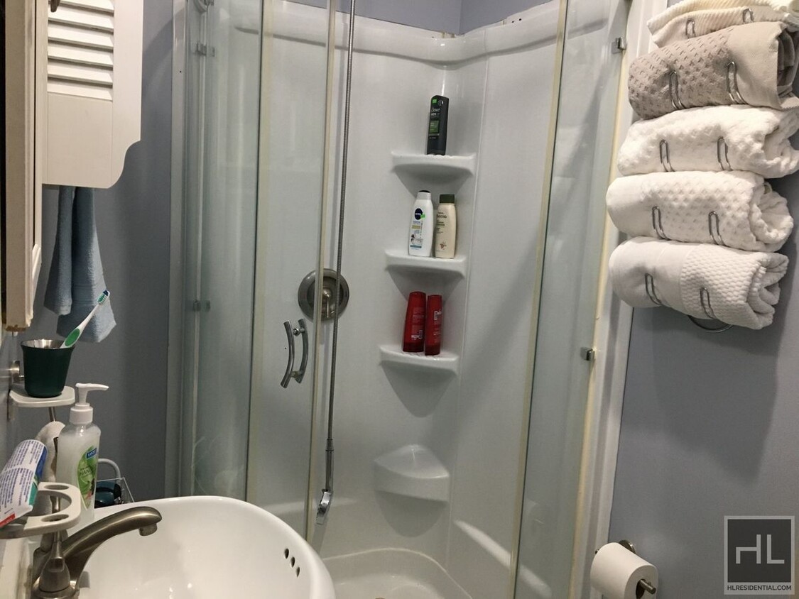 Building Photo - Gorgeous studio prime location on Ditmars ...