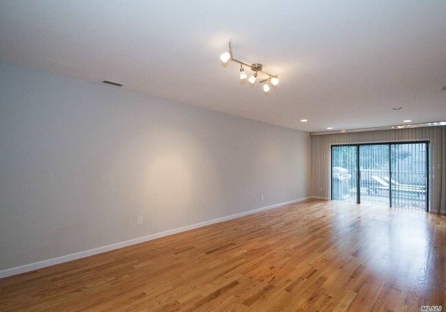 Building Photo - 52 Carriage House Dr