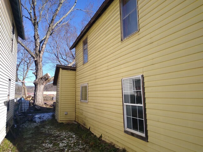 Building Photo - Spacious two-story home
