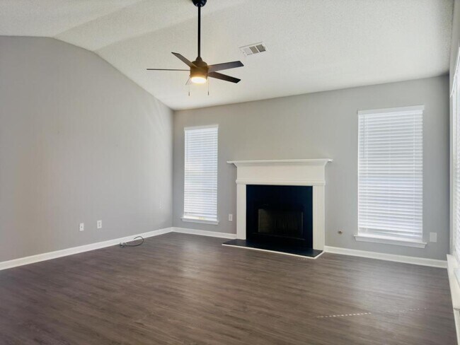 Foto del edificio - 425 Eagles Flight Ln