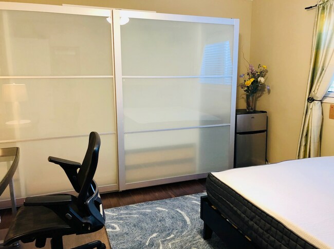 Foto del edificio - 2409 Ives Ln