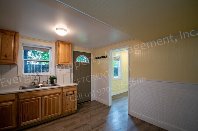 Building Photo - Updated 2 bedroom apartment in central For...