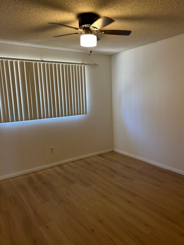 Foto del edificio - 327 E 2nd St